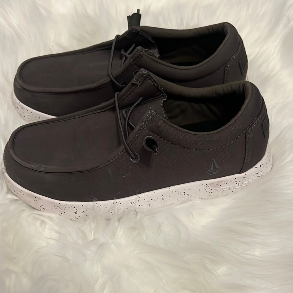 Volcom Black and White Sneakers Minimalist Design